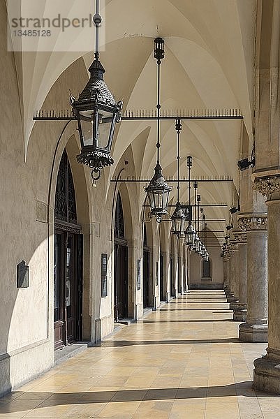 Lampen an den Arkaden der Tuchhalle  Sukiennice  Hauptmarkt  Krakau  Polen  Europa