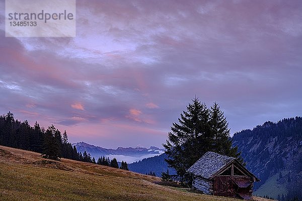 Sonnenuntergang an einer kleinen Berghütte mit Hochvogel  vom Riedbergpass  bei Grasgehren  OberallgÃ¤u  AllgÃ¤u  Schwaben  Bayern  Deutschland  Europa