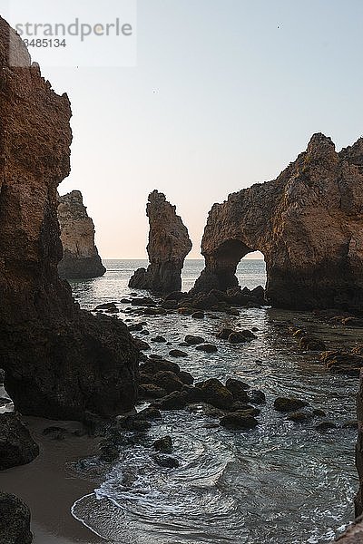 Felsbogen  Felsen im Meer  Felsenküste der Algarve  Ponta da Piedade  Lagos  Portugal  Europa