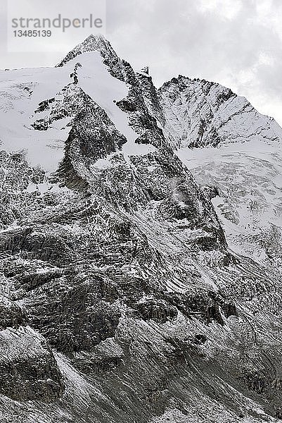 Blick von der Kaiser-Franz-Josefs-Höhe  2369 m  auf den schneebedeckten Großglockner  3798 m  Nationalpark Hohe Tauern  Kärnten  Österreich  Europa