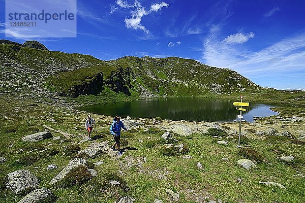 Wanderer am Oberen Wildalmsee auf dem Weg zum Schafsiedel  Kelchsau  Kitzbüheler Alpen  Tirol  Österreich  Europa