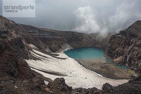 Dampfende Fumarole mit Kratersee auf dem Vulkan Gorely  Kamtschatka  Russland  Europa