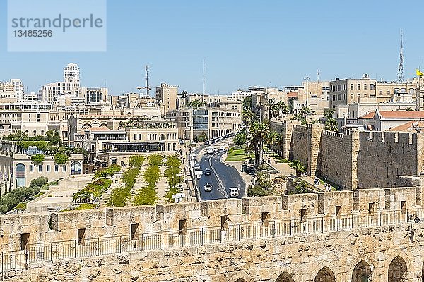 Blick über die Stadtmauer der Altstadt auf eine Straße der Neustadt  Jerusalem  Israel  Asien