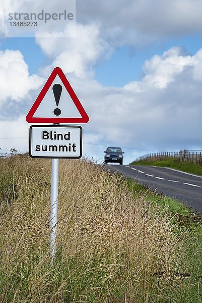 Verkehrsschild mit Warnhinweis auf eine unsichtbare Straßenkuppe  Schottland  Großbritannien