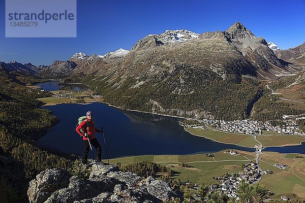 Frau  Bergsteigerin mit roter Jacke  hinter dem Silvaplanersee  Piz Lagrev  Albula Alpen  Oberengadin  Kanton GraubÃ¼nden  Schweiz  Europa