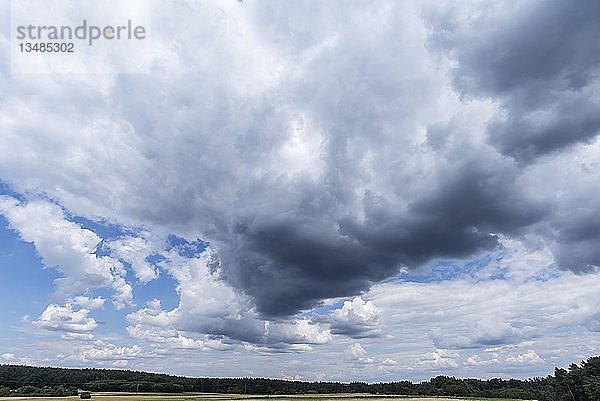 Regenwolke (Nimbostratus) mit Landschaft  Bayern  Deutschland  Europa