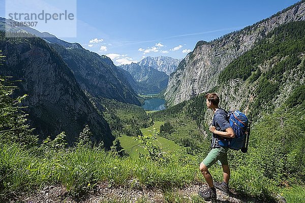 Blick auf den Obersee und Königsee  Wanderer auf dem Röthsteig  im Hintergrund der Watzmann  Berchtesgaden  Oberbayern  Bayern  Deutschland  Europa