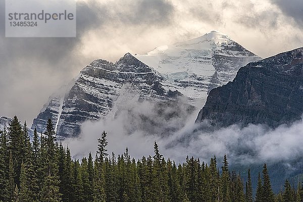 Bergmassiv mit Schnee und Wolken  Bow Range  Banff National Park  Kanadische Rocky Mountains  Alberta  Kanada  Nordamerika