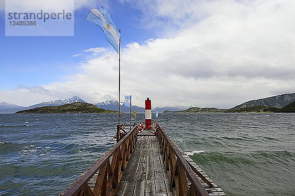 Hölzerne Fußgängerbrücke am Postamt am Ende der Welt  Ensenada Zaratiegui  Nationalpark Tierra del Fuego  in der Nähe von Ushuaia  Provinz Tierra del Fuego  Land Feuerland  Argentinien  Südamerika