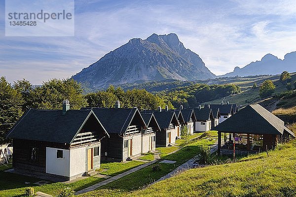 Hotel Almdorf  Ethnodorf Stavna  Komovi-Gebirge  bei Andrijevica  Montenegro  Europa