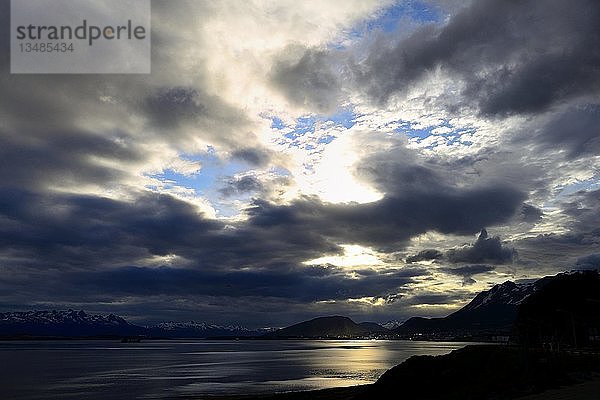 Abendstimmung mit Wolken am Beagle-Kanal  im Hintergrund Ushuaia  Provinz Tierra del Fuego  Feuerland  Argentinien  Südamerika