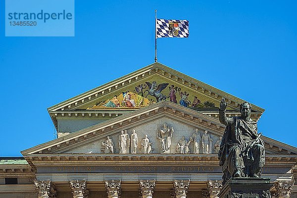 Giebel der Bayerischen Staatsoper mit Max-Joseph-Denkmal  München  Oberbayern  Bayern  Deutschland  Europa