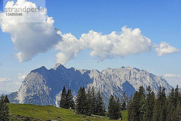 Hängegleiter über der Eggenalm mit Blick auf den Wilden Kaiser (Tirol  Österreich)  Reit im Winkl  Bayern  Deutschland  Europa