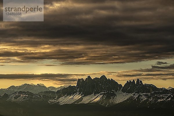 Sonnenaufgang mit dramatischen Wolken über der Südtiroler Bergkette  Sarntaler Alpen  San Martino  Sarntal  Südtirol  Italien  Europa