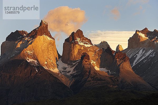 Los Cuernos del Paine  Bergkette bei Sonnenaufgang am Pehoe-See  Torres del Paine Nationalpark  Patagonien  Chile  Südamerika