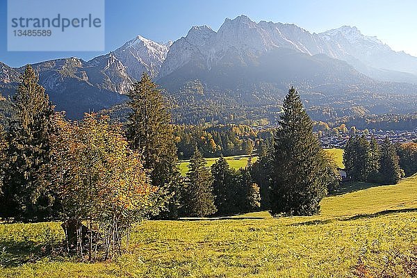 Herbstlandschaft mit Blick auf das Wettersteingebirge mit Alpspitze 2628m  Waxenstein 2277m und Zugspitze 2962m  Grainau  Werdenfelser Land  Oberbayern  Bayern  Deutschland  Europa