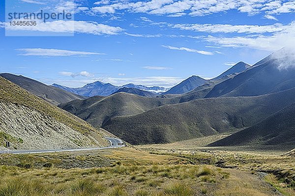 Berglandschaft mit Autobahn um den Lindis-Pass  Südinsel  Neuseeland  Ozeanien