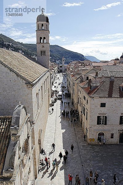Blick von der Stadtmauer auf die Hauptstraße Stradun oder Placa  historisches Zentrum  Dubrovnik  Kroatien  Europa