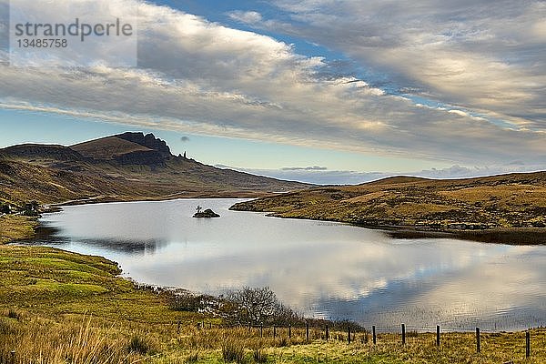 Felsen Old Man of Storr mit Loch Leathan im Vordergrund  Portree  Isle of Sky  Schottland  Großbritannien