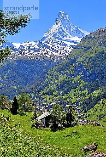 Berghaus im Weiler Ried mit Matterhorn 4478m  Zermatt  Mattertal  Wallis  Schweiz  Europa