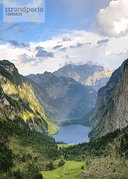 Blick vom Rothsteig zum Obersee  im Hintergrund der Königsee  Alpen  Berglandschaft  Nationalpark Berchtesgaden  Berchtesgadener Land  Oberbayern  Bayern  Deutschland  Europa