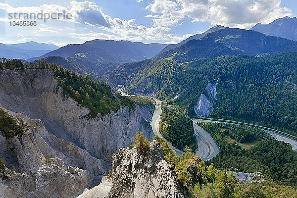 Blick von der Aussichtsplattform Il auf die Kalksteinfelsen an einer Flussschleife des Vorderrheins  Ruinaulta oder Rheinschlucht  Flims  Kanton Graubünden  Schweiz  Europa