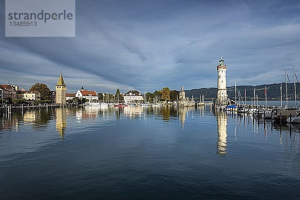 Hafen von Lindau mit Leuchtturm  Bodensee  Bodensee  Lindau - Bodensee  Schwaben  Bayern  Deutschland  Europa