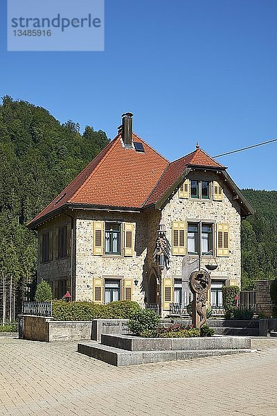 Pfarrhaus  gebaut aus BÃ¤renthaler Kalkstein  in der Gemeinde BÃ¤renthal  Landkreis Tuttlingen  Baden-WÃ¼rttemberg  Deutschland  Europa