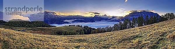 Bergpanorama Berchtesgadener Alpen mit Watzmann Ostwand und Steinernes Meer bei Sonnenuntergang  Aussichtspunkt Feuerpalfen  Nationalpark Berchdesgarden  SchÃ¶nau am KÃ¶nigssee  Berchtesgaden  Bayern  Deutschland  Europa