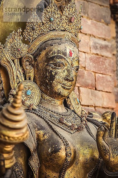 Buddhistische Gottheit  goldene Statue  Tempel  Patan  Kathmandu-Tal  Himalaya-Region  Nepal  Asien