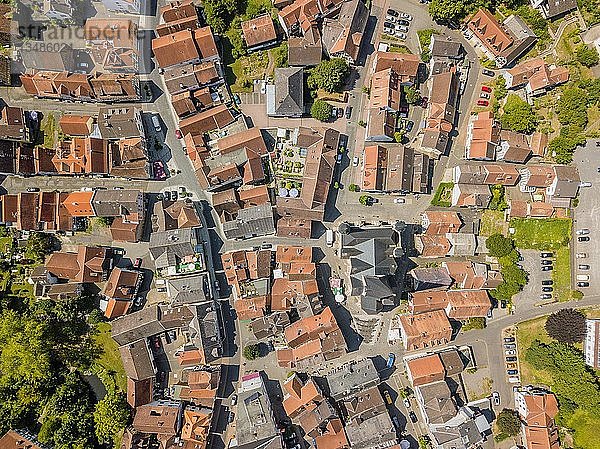 Drohnenbild einer charmanten kleinen Stadt mit architektonischem Muster  Schotten  Hessen  Deutschland  Europa