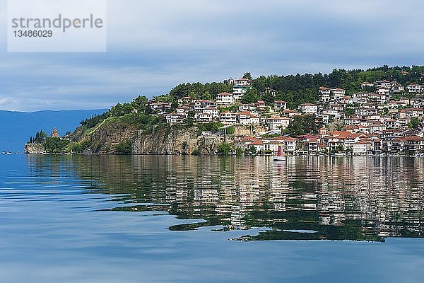 Ohrid und die Kirche St. John Theologian-Kaneo mit Blick auf den Ohrid-See  Mazedonien  Europa