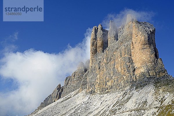 Drei Lavaredo-Südwände bedeckt von tiefen Wolken  blauer Himmel  Sextner Dolomiten  Provinz Südtirol  Südtirol  Italien  Europa