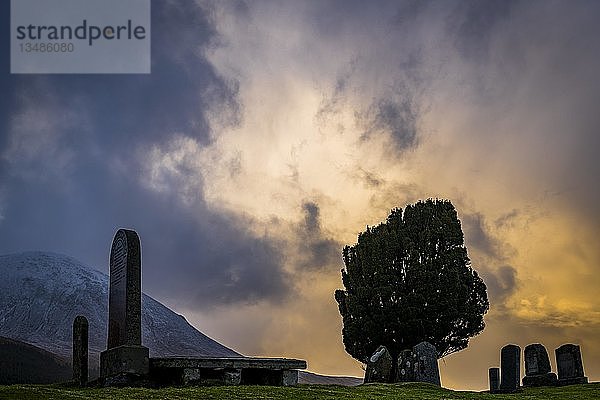 Alter Friedhof mit Cullins Mountains  bei Sonnenuntergang  Broadford  Isle of Skye  Vereinigtes Königreich  Europa