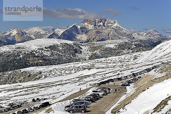 Blick von der Auronzohütte 2320 m über die Mautstraße unterhalb der Drei Zinnen von Lavaredo zur Hohen Gaisl 3148 m in den Pragser Dolomiten  Sextner Dolomiten  Provinz Südtirol  Südtirol  Italien  Europa