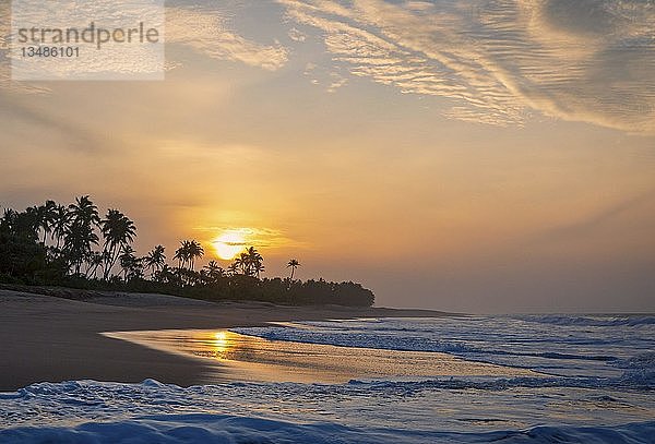 Sonnenaufgang am Strand von Kahandamodara  Sri Lanka  Asien