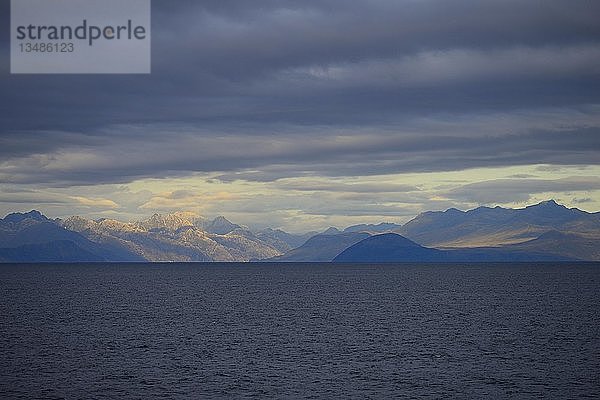 Küstenlandschaft mit dunklen Wolken  Südpazifik  bei Puerto Natales  Patagonien  Chile  Südamerika