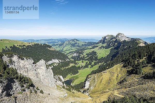 Blick auf die Appenzeller Alpen vom geologischen Höhenweg aus gesehen  rechts der Hohe Kasten  1794m  und links die Alp Sigel  Kanton Appenzell Innerrhoden  Schweiz  Europa