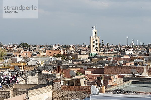 Blick auf die Altstadt  Ben-Salah-Moschee mit Minarett  Marrakesch oder Marrakech  Marokko  Afrika
