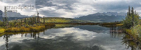 Hügelige Landschaft  die sich in einem See spiegelt  im Herbst  Talbot Lake  Jasper National Park  British Columbia  Kanada  Nordamerika