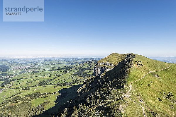 Blick auf das Appenzellerland vom Hohen Kasten  1794m  Kamor  1751m  rechts  Kanton Appenzell Innerrhoden  Schweiz  Europa