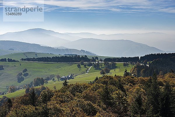HÃ¼gelige Landschaft  Blick vom Berg Schauinsland Richtung Belchen  Freiburg im Breisgau  Schwarzwald  Baden-WÃ¼rttemberg  Deutschland  Europa