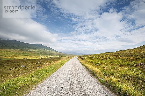 Einspurige Straße  Nördliche Highlands bei Inchkinloch  Sutherland  Schottland  Großbritannien  Europa