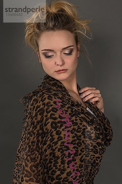 Junge Frau im Tigerkleid  Mode  Lifestyle  Porträt