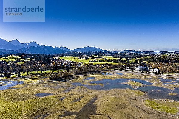 Stausee Forggensee mit SandbÃ¶den bei Niedrigwasser wegen Trockenheit  Drohnenaufnahme  Schwangau  OstallgÃ¤u  Bayern  Deutschland  Europa