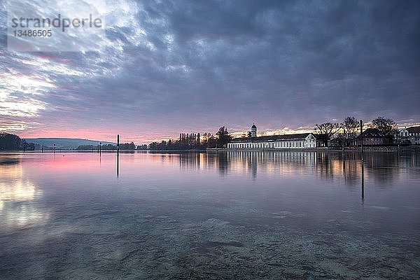 Abendstimmung am Seerhein mit Industriedenkmal Bleiche und Wasserturm  Stromeyersdorf  Konstanz  Baden-WÃ¼rttemberg  Deutschland  Europa