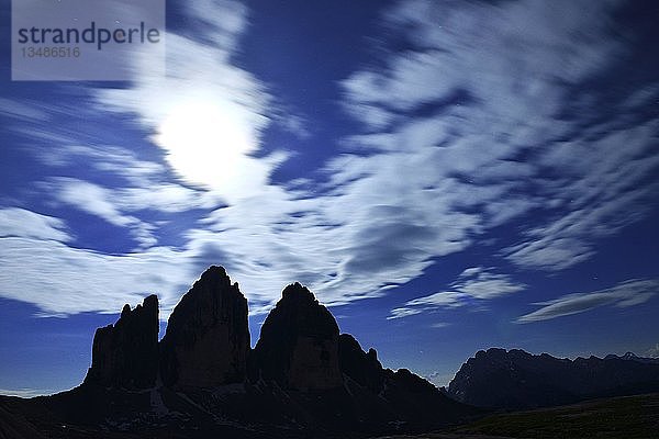 Nordwände der Drei Zinnen von Lavaredo bei Vollmondnacht  Sextner Dolomiten  Hochpustertal  Südtirol  Italien  Europa