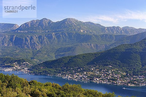 Dörfer Zelenika und Kumbor  in der Nähe von Herceg Novi  Orjen-Gebirge  Blick von der Halbinsel Lustica  Äußere Bucht von Kotor  Montenegro  Europa