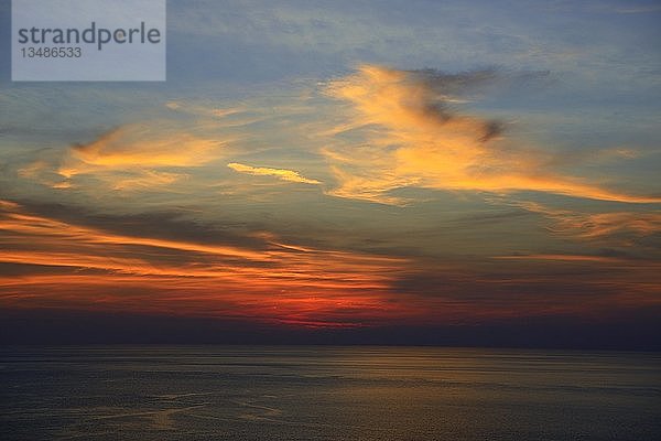 Sonnenuntergang über dem Meer  Promthep Cape  Phuket  Thailand  Asien