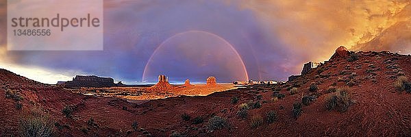 Panorama mit Sentinel Mesa  West Mitten Butte  East Mitten Butte und Merrick Butte  mit Regenbogen  Monument Valley  Navajo Tribal Park  Arizona  USA  Nordamerika